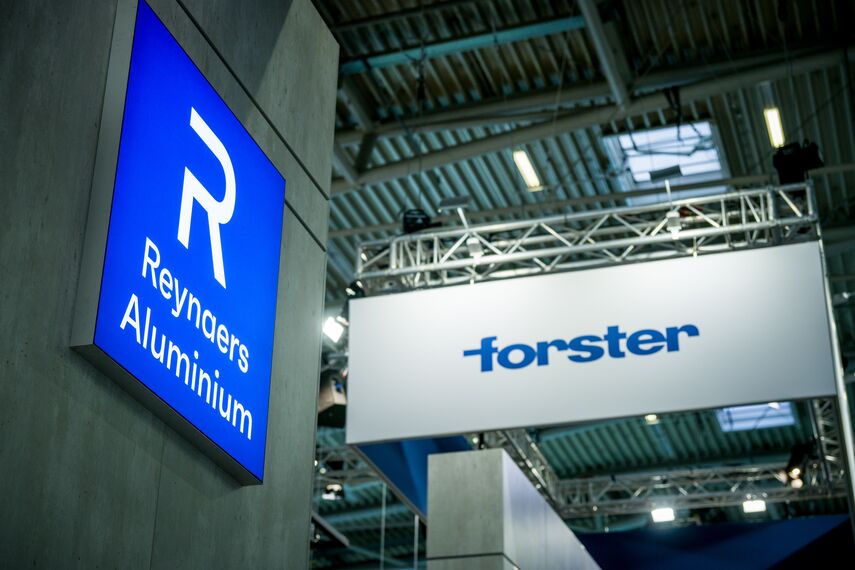 Logo Reynaers Aluminium a logo Forster na veletrhu BAU 2023.