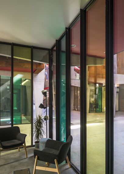 SlimLine 38 Hliníková okna, ConceptDoor 45Pa Hliníkové dveře, ThermoSystem 68 Hliníková okna, CW 50 Standard Hliníkové fasády a CW 50 Hliníkové fasády - Office building Halle de la Madeleine se nachází v Nantes, Francie