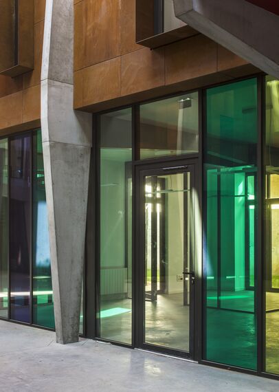 SlimLine 38 Hliníková okna, ConceptDoor 45Pa Hliníkové dveře, ThermoSystem 68 Hliníková okna, CW 50 Standard Hliníkové fasády a CW 50 Hliníkové fasády - Office building Halle de la Madeleine se nachází v Nantes, Francie
