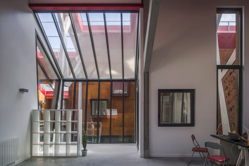 SlimLine 38 Hliníková okna, ConceptDoor 45Pa Hliníkové dveře, ThermoSystem 68 Hliníková okna, CW 50 Standard Hliníkové fasády a CW 50 Hliníkové fasády - Office building Halle de la Madeleine se nachází v Nantes, Francie