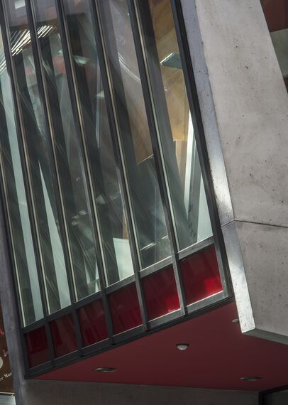 SlimLine 38 Hliníková okna, ConceptDoor 45Pa Hliníkové dveře, ThermoSystem 68 Hliníková okna, CW 50 Standard Hliníkové fasády a CW 50 Hliníkové fasády - Office building Halle de la Madeleine se nachází v Nantes, Francie