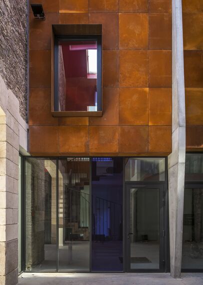 SlimLine 38 Hliníková okna, ConceptDoor 45Pa Hliníkové dveře, ThermoSystem 68 Hliníková okna, CW 50 Standard Hliníkové fasády a CW 50 Hliníkové fasády - Office building Halle de la Madeleine se nachází v Nantes, Francie