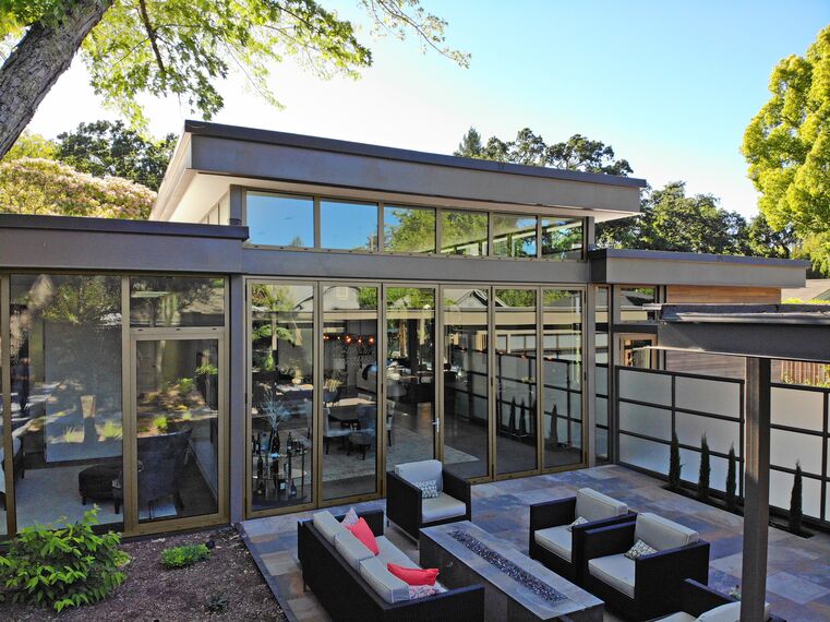 ConceptSystem 68 Hliníková okna, ConceptFolding 77 Hliníkové posuvné systémy a ConceptSystem 68 Hliníkové dveře - Villa Modern Prairie House se nachází v Sonoma Wine Country, Spojené státy americké