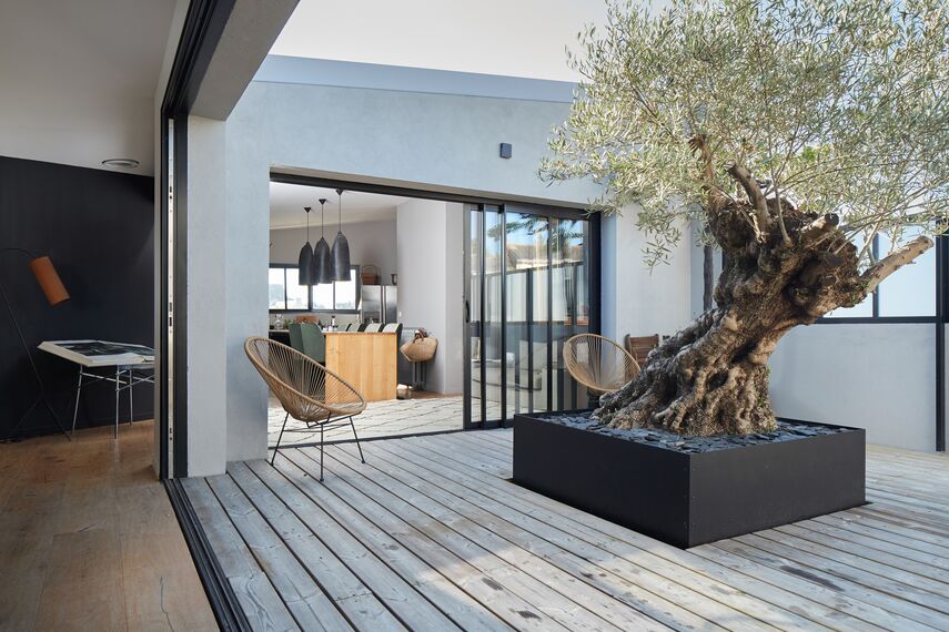 ConceptPatio 68 Hliníkové posuvné systémy, ConceptFolding 77 Hliníkové posuvné systémy a TS 68 Hliníková okna - House Maison Privée - Le Pouliguen se nachází v Le Pouliguen, Francie