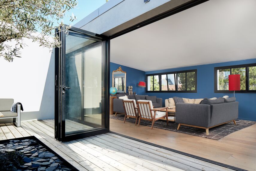 ConceptPatio 68 Hliníkové posuvné systémy, ConceptFolding 77 Hliníkové posuvné systémy a TS 68 Hliníková okna - House Maison Privée - Le Pouliguen se nachází v Le Pouliguen, Francie