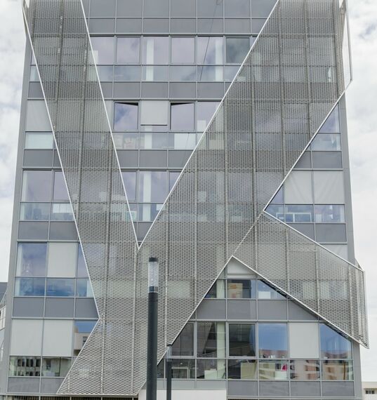 ConceptWall 50 Hliníkové fasády, ThermoSystem 68 Hliníková okna a TS 68-HV Hliníková okna - Office building Sky Line se nachází v Toulouse, Francie