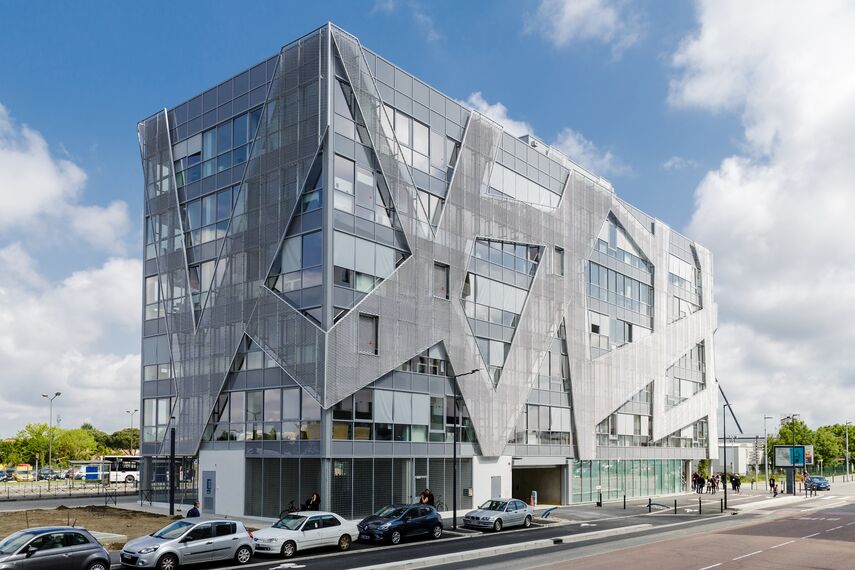 ConceptWall 50 Hliníkové fasády, ThermoSystem 68 Hliníková okna a TS 68-HV Hliníková okna - Office building Sky Line se nachází v Toulouse, Francie