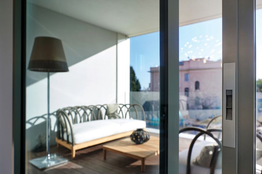 BriseSoleil 40 Stínicí technika, SlimPatio 68 Hliníkové posuvné systémy a CS 77 Hidden Vent Hliníková okna - Residental/Project Palazzo Arbà se nachází v Genoa, Itálie