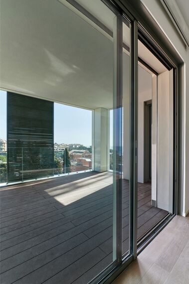 BriseSoleil 40 Stínicí technika, SlimPatio 68 Hliníkové posuvné systémy a CS 77 Hidden Vent Hliníková okna - Residental/Project Palazzo Arbà se nachází v Genoa, Itálie
