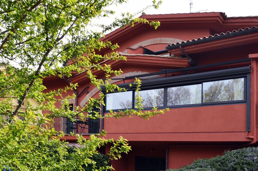 ConceptPatio 68 Hliníkové posuvné systémy, ConceptRoof 120 Zimní zahrady a ConceptSystem 77 Hliníková okna - Conservatory Veranda Formello se nachází v Formello, Itálie