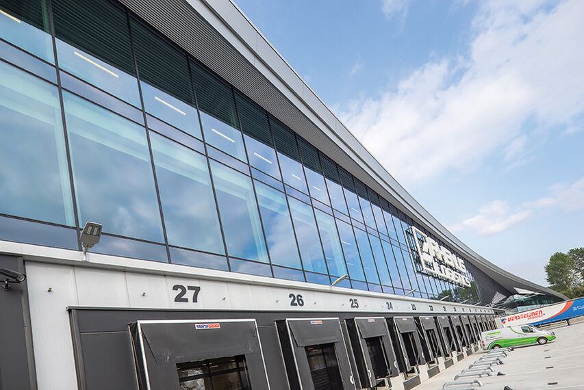 ConceptFolding 77 Hliníkové posuvné systémy a ConceptWall 50 Hliníkové fasády - Warehouse DC New Logic III se nachází v Tilburg, Nizozemí
