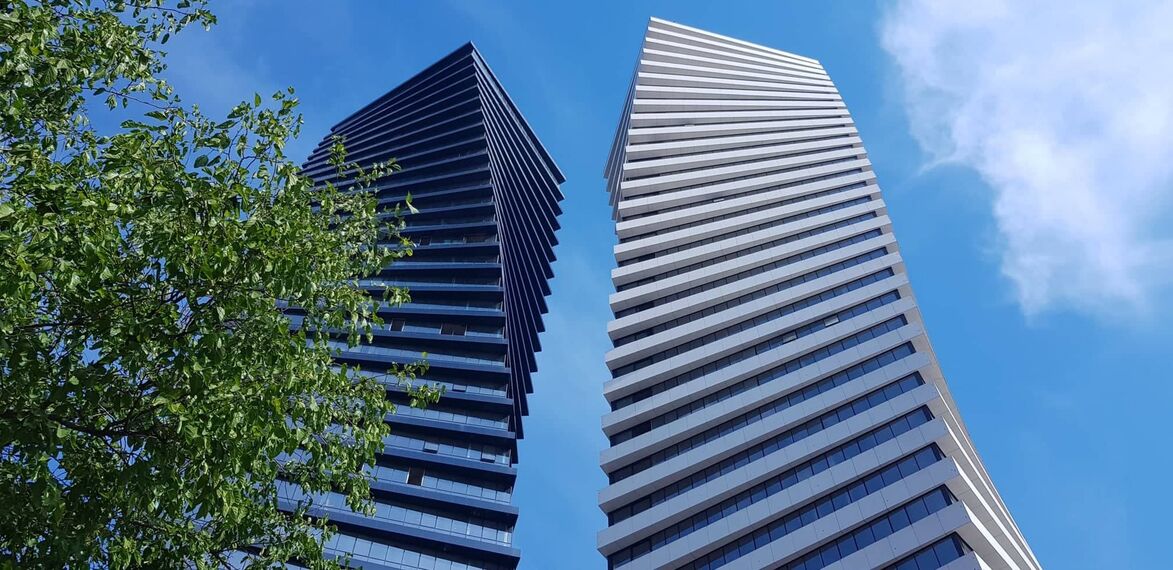 ConceptWall 50 Hliníkové fasády, ConceptSystem 77 Hliníkové dveře a ConceptSystem 77 Hliníková okna - Bytový komplex Axis Towers se nachází v Tbilisi, Gruzie