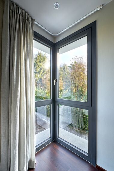 ConceptPatio 130 Hliníkové posuvné systémy, CS 86-HI (c) Zrušené systémy, SlimLine 38 Standard Hliníková okna a SlimLine 38 Classic Hliníková okna - Villa Villa Treviso se nachází v Treviso, Itálie