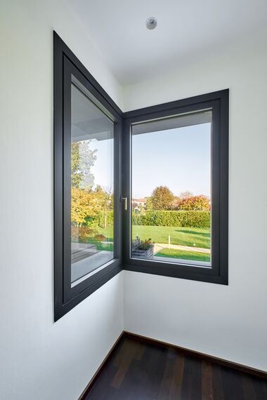 ConceptPatio 130 Hliníkové posuvné systémy, CS 86-HI (c) Zrušené systémy, SlimLine 38 Standard Hliníková okna a SlimLine 38 Classic Hliníková okna - Villa Villa Treviso se nachází v Treviso, Itálie