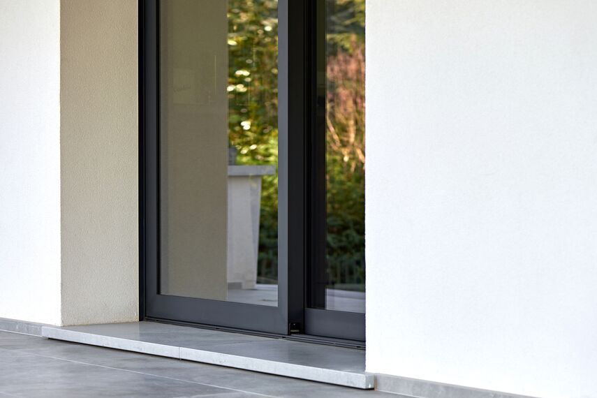 ConceptPatio 130 Hliníkové posuvné systémy, CS 86-HI (c) Zrušené systémy, SlimLine 38 Standard Hliníková okna a SlimLine 38 Classic Hliníková okna - Villa Villa Treviso se nachází v Treviso, Itálie