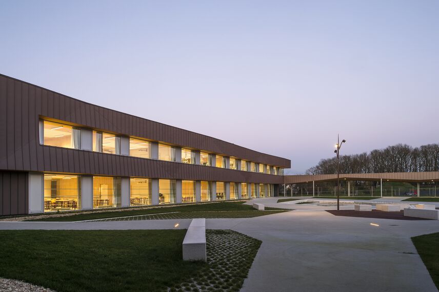 TS 68 Hliníková okna, CW 50 Standard Hliníkové fasády, CW 50 Hliníkové fasády a CD 68 Hliníkové dveře - School Lycée Brito Bain de Bretagne se nachází v Bain-de-Bretagne, Francie