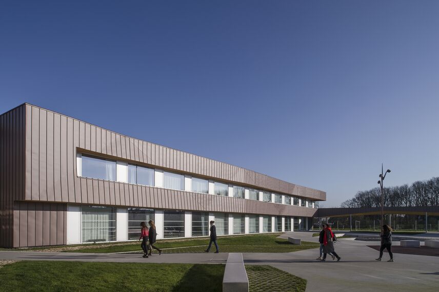 TS 68 Hliníková okna, CW 50 Standard Hliníkové fasády, CW 50 Hliníkové fasády a CD 68 Hliníkové dveře - School Lycée Brito Bain de Bretagne se nachází v Bain-de-Bretagne, Francie