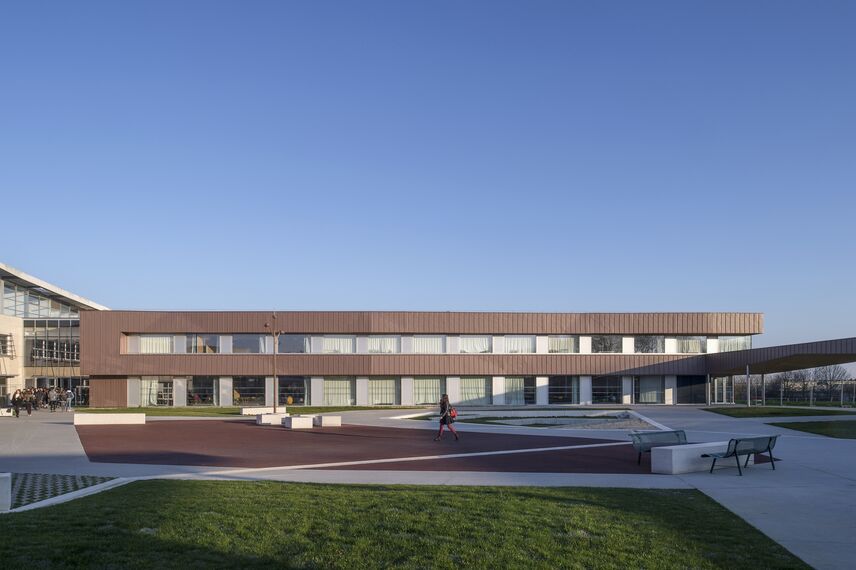 TS 68 Hliníková okna, CW 50 Standard Hliníkové fasády, CW 50 Hliníkové fasády a CD 68 Hliníkové dveře - School Lycée Brito Bain de Bretagne se nachází v Bain-de-Bretagne, Francie