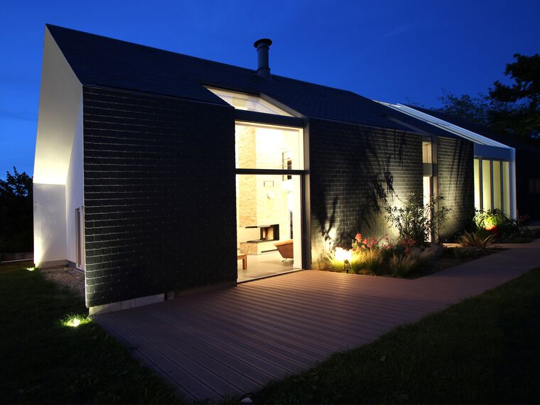 ConceptWall 50 Hliníkové fasády, ThermoSystem 68 Hliníková okna, ConceptPatio 68 Hliníkové posuvné systémy a ConceptFolding 77 Hliníkové posuvné systémy - House Bioclimatic Private House se nachází v Crach, Francie