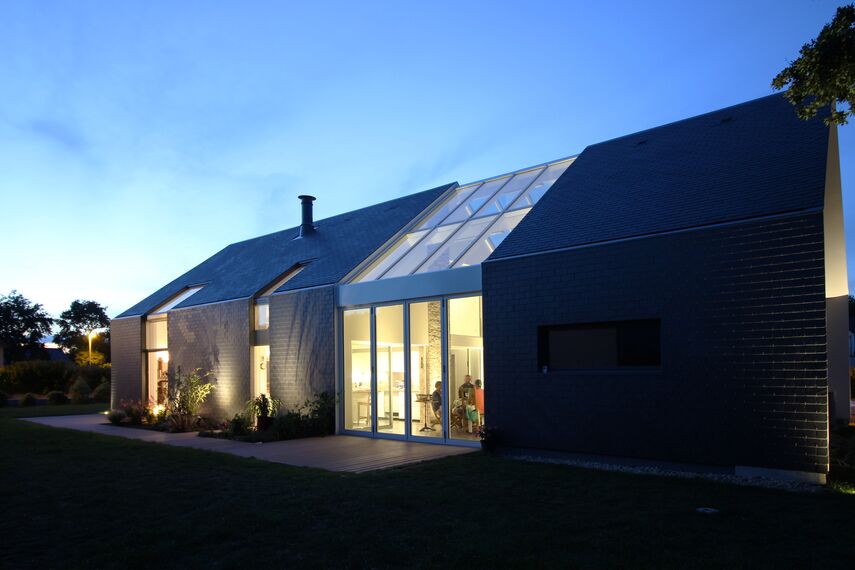 ConceptWall 50 Hliníkové fasády, ThermoSystem 68 Hliníková okna, ConceptPatio 68 Hliníkové posuvné systémy a ConceptFolding 77 Hliníkové posuvné systémy - House Bioclimatic Private House se nachází v Crach, Francie