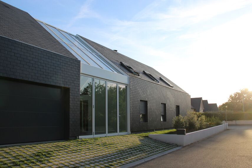 ConceptWall 50 Hliníkové fasády, ThermoSystem 68 Hliníková okna, ConceptPatio 68 Hliníkové posuvné systémy a ConceptFolding 77 Hliníkové posuvné systémy - House Bioclimatic Private House se nachází v Crach, Francie