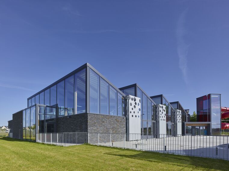 ConceptWall 50 Hliníkové fasády - Sports Centre Aquatique Beaucouze se nachází v Beaucouzé, Francie