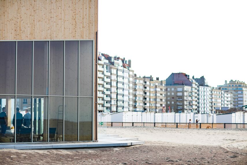 SlimLine 38 Hliníková okna a ConceptFolding 77 Hliníkové posuvné systémy - Entertainment BMW Art Ville se nachází v Knokke-Heist, België