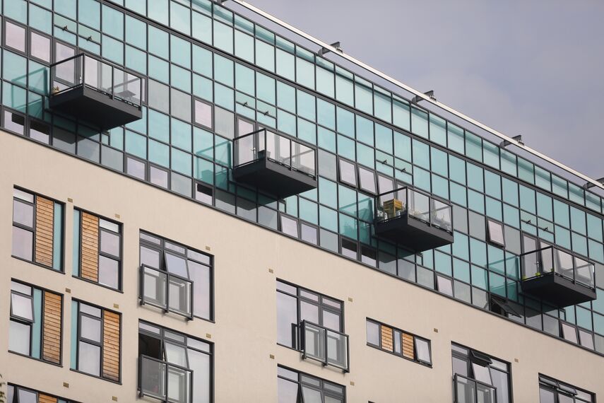 Vision 50 Hliníkové dveře, ConceptWall 50 Hliníkové fasády, ConceptSystem 68 Hliníkové dveře a ES 50 Hliníková okna - Bytový komplex Enfield Central se nachází v Enfield, Spojené království