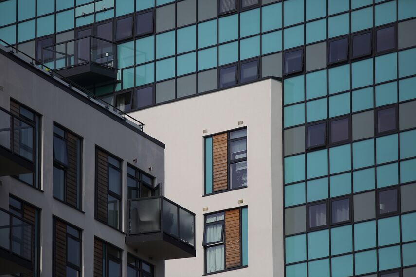 Vision 50 Hliníkové dveře, ConceptWall 50 Hliníkové fasády, ConceptSystem 68 Hliníkové dveře a ES 50 Hliníková okna - Bytový komplex Enfield Central se nachází v Enfield, Spojené království