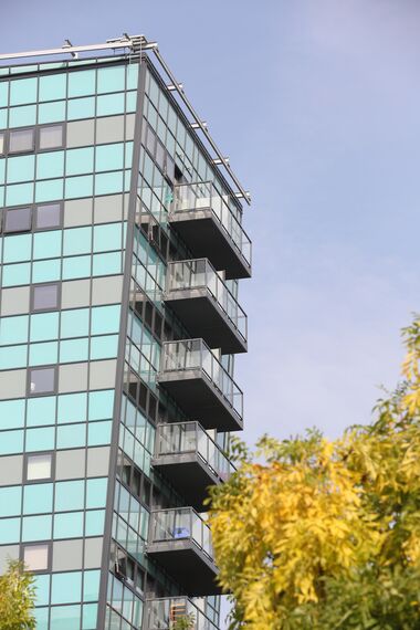 Vision 50 Hliníkové dveře, ConceptWall 50 Hliníkové fasády, ConceptSystem 68 Hliníkové dveře a ES 50 Hliníková okna - Bytový komplex Enfield Central se nachází v Enfield, Spojené království