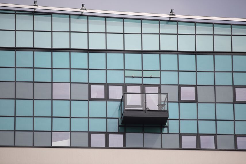Vision 50 Hliníkové dveře, ConceptWall 50 Hliníkové fasády, ConceptSystem 68 Hliníkové dveře a ES 50 Hliníková okna - Bytový komplex Enfield Central se nachází v Enfield, Spojené království