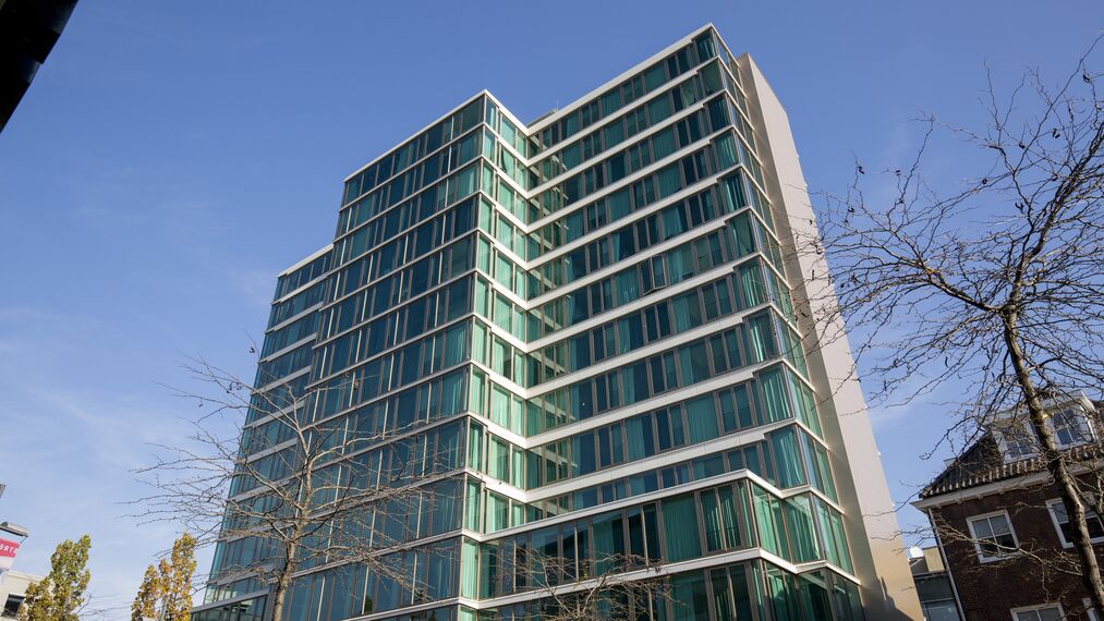 CS 77 Standard Hliníkové dveře a CS 77 Hliníkové dveře - Bytový komplex Groene Toren Eindhoven se nachází v Eindhoven, Nizozemí