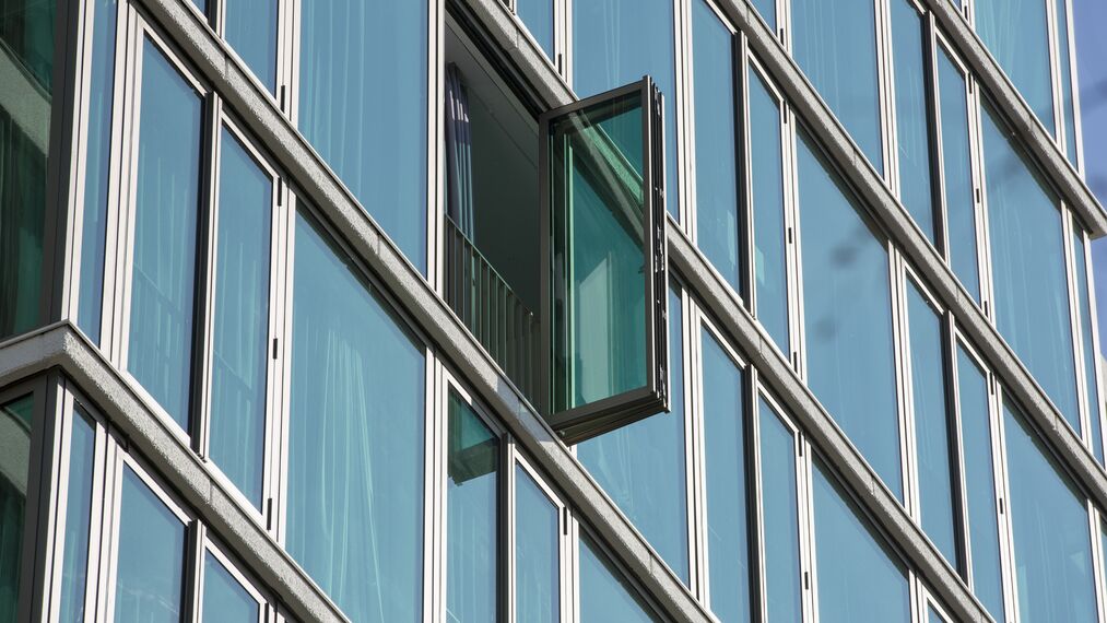 CS 77 Standard Hliníkové dveře a CS 77 Hliníkové dveře - Bytový komplex Groene Toren Eindhoven se nachází v Eindhoven, Nizozemí