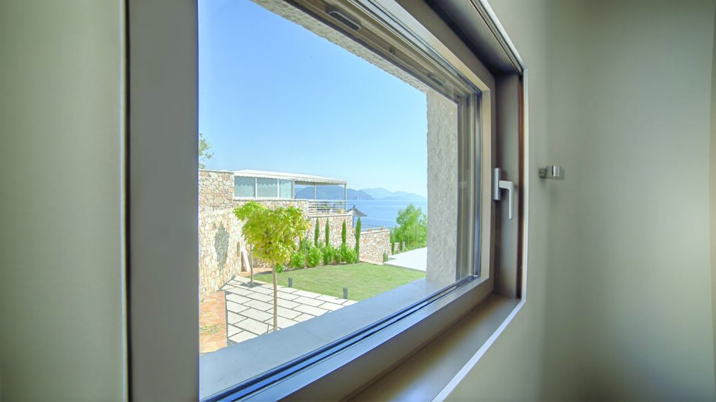 HiFinity Hliníkové posuvné systémy a CS 77 Hidden Vent Hliníková okna - Villa Seaside villas Syvota se nachází v Igoumenitsa, Řecko
