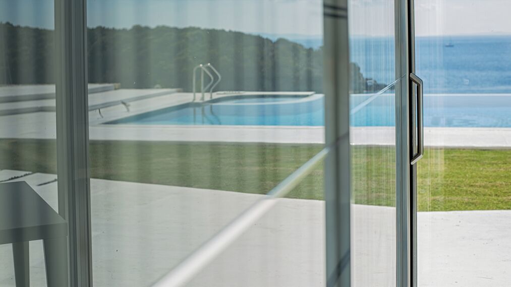 HiFinity Hliníkové posuvné systémy a CS 77 Hidden Vent Hliníková okna - Villa Seaside villas Syvota se nachází v Igoumenitsa, Řecko