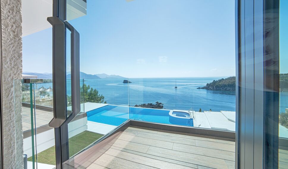 HiFinity Hliníkové posuvné systémy a CS 77 Hidden Vent Hliníková okna - Villa Seaside villas Syvota se nachází v Igoumenitsa, Řecko