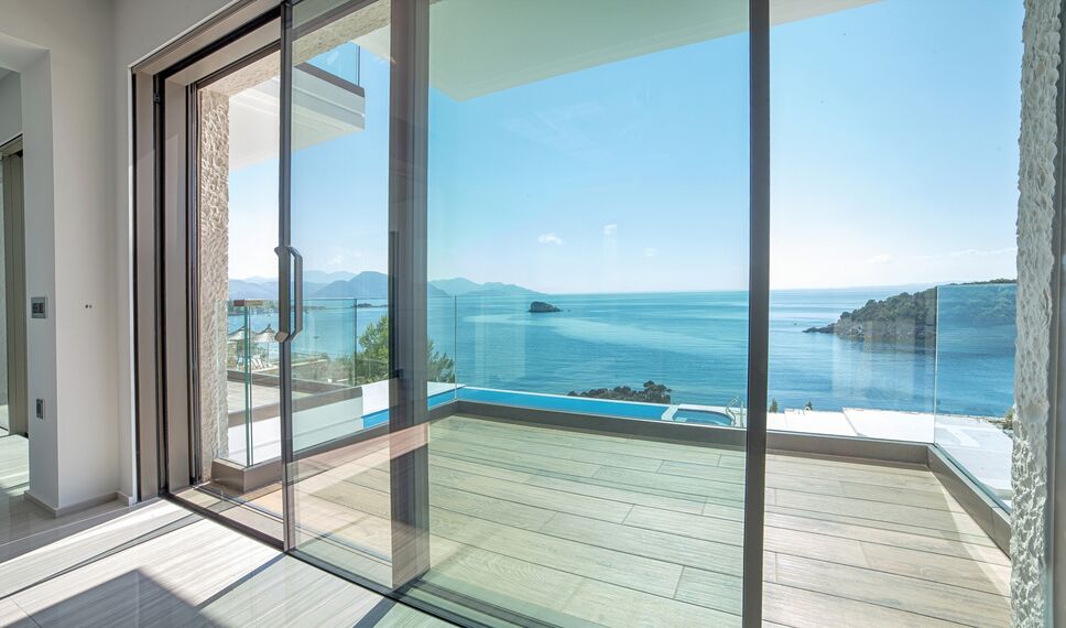 HiFinity Hliníkové posuvné systémy a CS 77 Hidden Vent Hliníková okna - Villa Seaside villas Syvota se nachází v Igoumenitsa, Řecko
