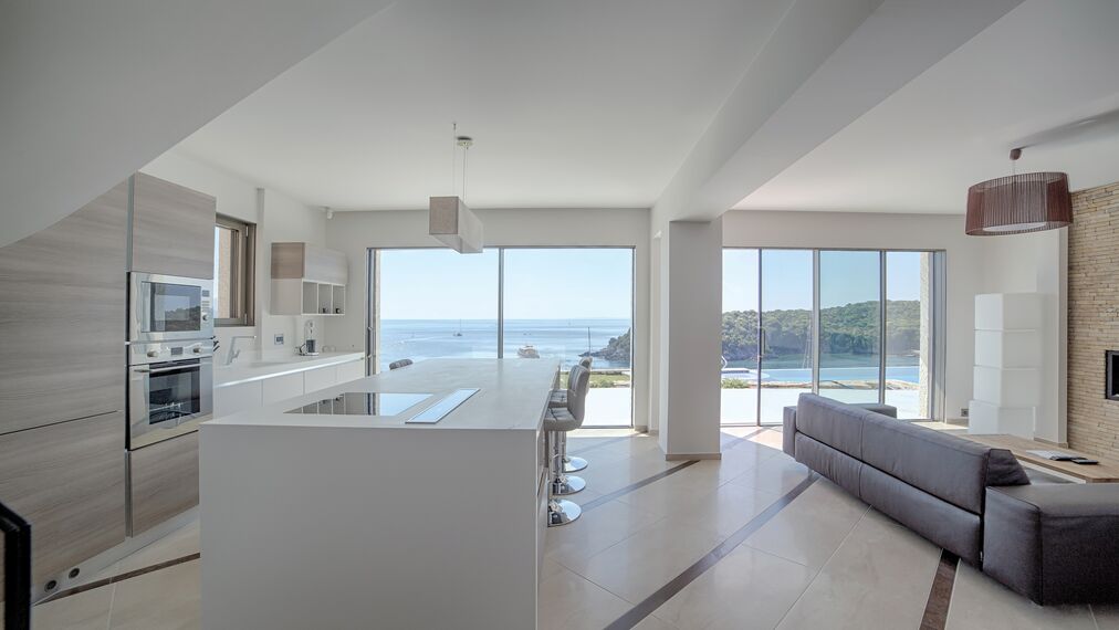 HiFinity Hliníkové posuvné systémy a CS 77 Hidden Vent Hliníková okna - Villa Seaside villas Syvota se nachází v Igoumenitsa, Řecko