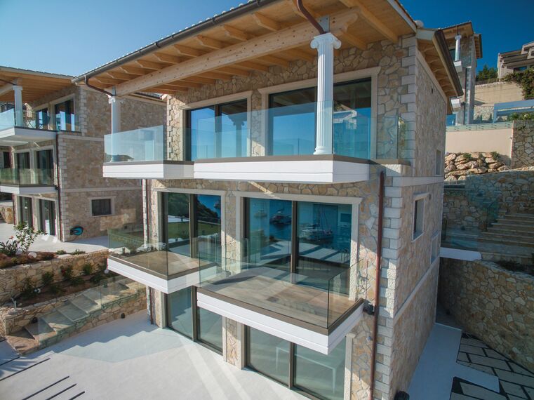 HiFinity Hliníkové posuvné systémy a CS 77 Hidden Vent Hliníková okna - Villa Seaside villas Syvota se nachází v Igoumenitsa, Řecko