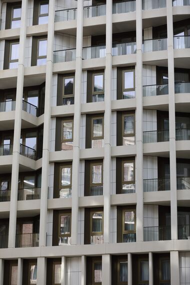 ConceptWall 50 Hliníkové fasády a ConceptSystem 77 Hliníková okna - Cleland House se nachází v London, Spojené království