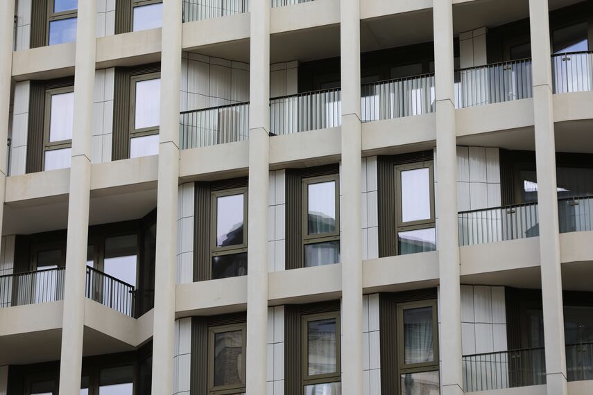 ConceptWall 50 Hliníkové fasády a ConceptSystem 77 Hliníková okna - Cleland House se nachází v London, Spojené království