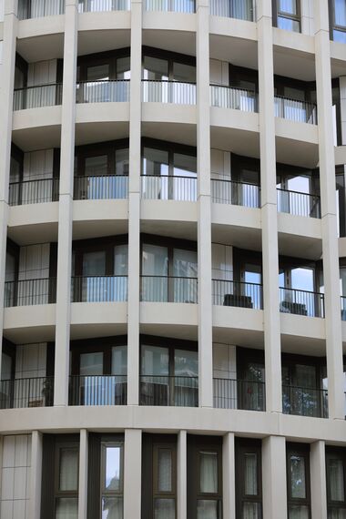 ConceptWall 50 Hliníkové fasády a ConceptSystem 77 Hliníková okna - Cleland House se nachází v London, Spojené království