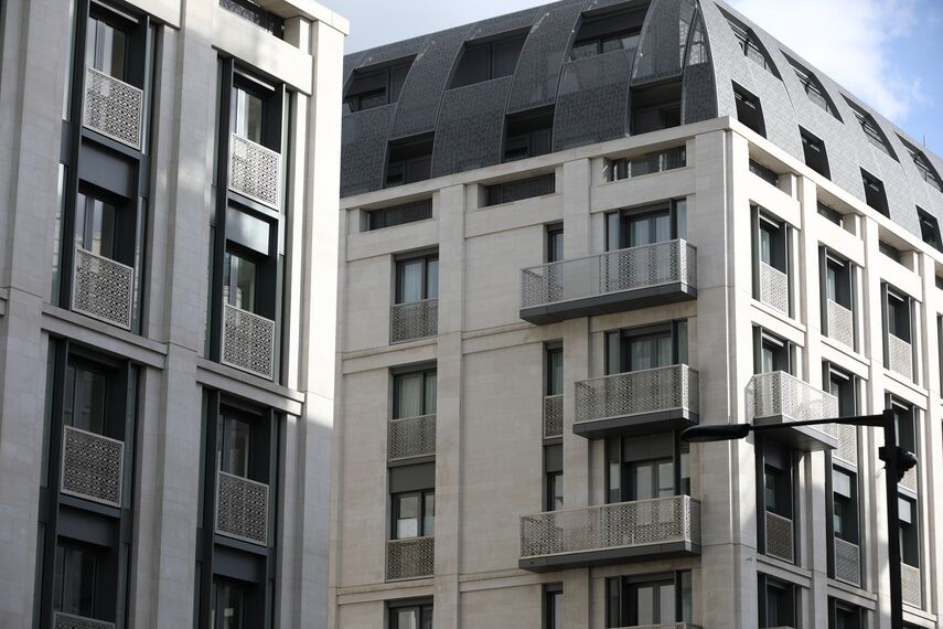 ConceptSystem 77 Hliníkové dveře, ConceptPatio 130 Hliníkové posuvné systémy, CS 86-HI (c) Zrušené systémy, CW 86 Standard Hliníkové fasády a CW 86-EF Hliníkové fasády - 190 The Strand se nachází v London, Spojené království