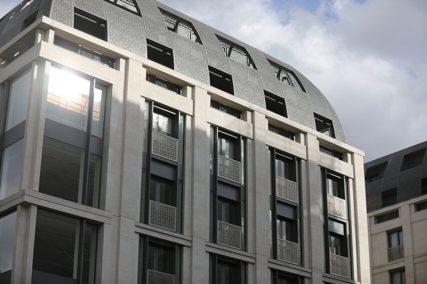 ConceptSystem 77 Hliníkové dveře, ConceptPatio 130 Hliníkové posuvné systémy, CS 86-HI (c) Zrušené systémy, CW 86 Standard Hliníkové fasády a CW 86-EF Hliníkové fasády - 190 The Strand se nachází v London, Spojené království