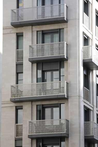 ConceptSystem 77 Hliníkové dveře, ConceptPatio 130 Hliníkové posuvné systémy, CS 86-HI (c) Zrušené systémy, CW 86 Standard Hliníkové fasády a CW 86-EF Hliníkové fasády - 190 The Strand se nachází v London, Spojené království