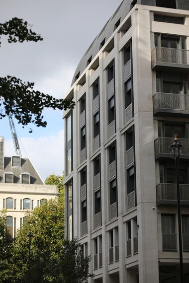 ConceptSystem 77 Hliníkové dveře, ConceptPatio 130 Hliníkové posuvné systémy, CS 86-HI (c) Zrušené systémy, CW 86 Standard Hliníkové fasády a CW 86-EF Hliníkové fasády - 190 The Strand se nachází v London, Spojené království