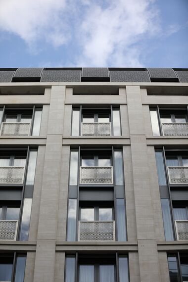 ConceptSystem 77 Hliníkové dveře, ConceptPatio 130 Hliníkové posuvné systémy, CS 86-HI (c) Zrušené systémy, CW 86 Standard Hliníkové fasády a CW 86-EF Hliníkové fasády - 190 The Strand se nachází v London, Spojené království