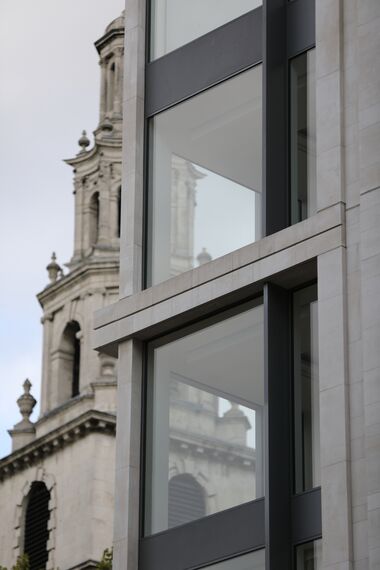 ConceptSystem 77 Hliníkové dveře, ConceptPatio 130 Hliníkové posuvné systémy, CS 86-HI (c) Zrušené systémy, CW 86 Standard Hliníkové fasády a CW 86-EF Hliníkové fasády - 190 The Strand se nachází v London, Spojené království