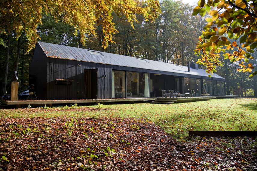 ConceptPatio 130 Hliníkové posuvné systémy, ConceptSystem 77 Hliníková okna a ConceptWall 50 Hliníkové fasády - House The Brouwhuis se nachází v Oisterwijk, Nizozemí