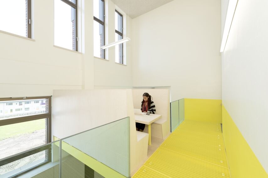 ConceptWall 50 Hliníkové fasády, ConceptSystem 77 Hliníková okna a CS 77 Hidden Vent Hliníková okna - Boarding school Brede school Houthaven se nachází v Amsterdam, Nizozemí